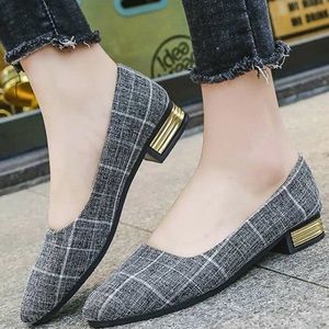 Stylish Flats w/ Gold backing!!